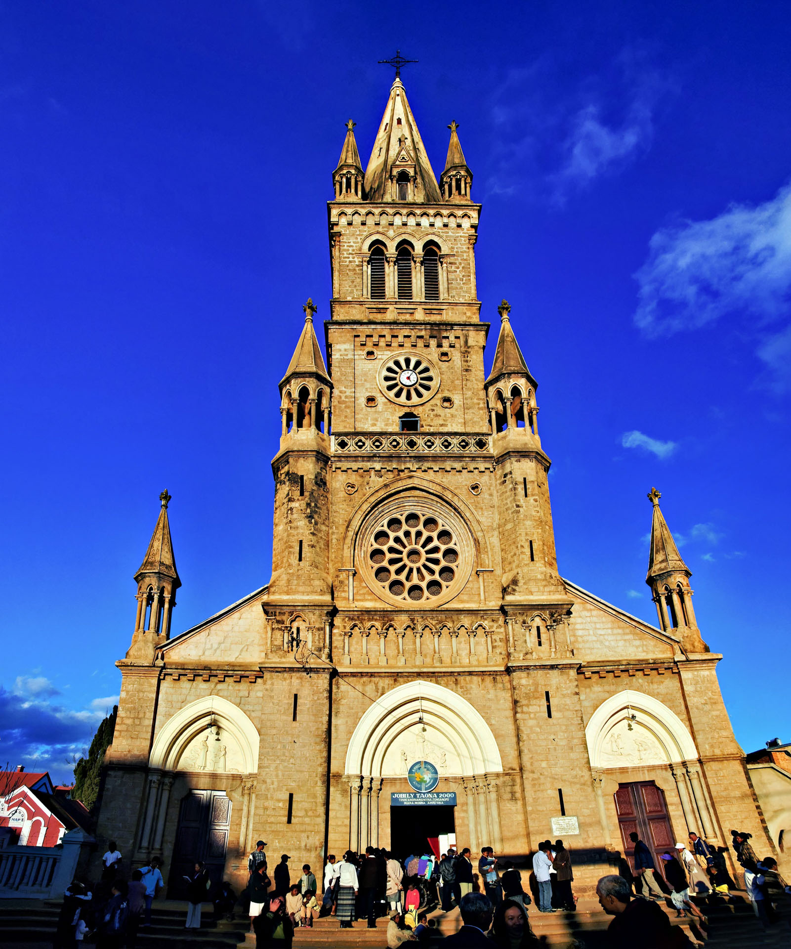 Kathedrale Notre-Dame-de-la-Salette: Zu Beginn des Jahrhunderts kamen die Missionare Unserer Lieben Frau von La Salette nach Antsirabe und bauten 1908 eine Kirche von 22 Metern Länge, 16 Metern Breite, 8 Metern Höhe und einem Glockenturm von 14 Metern Höhe.